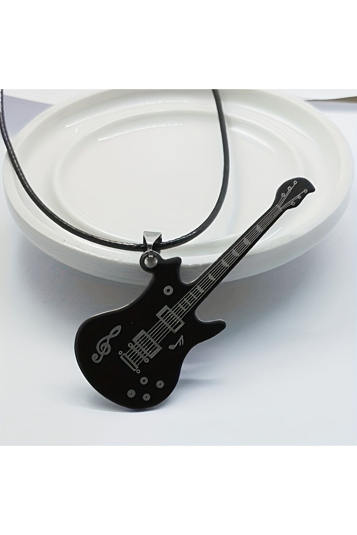 Rock Ruhu Seninle: SİYAH Gitar Kolye ile Tarzını Konuştur! Müziğin ritmini her zaman yanında taşı