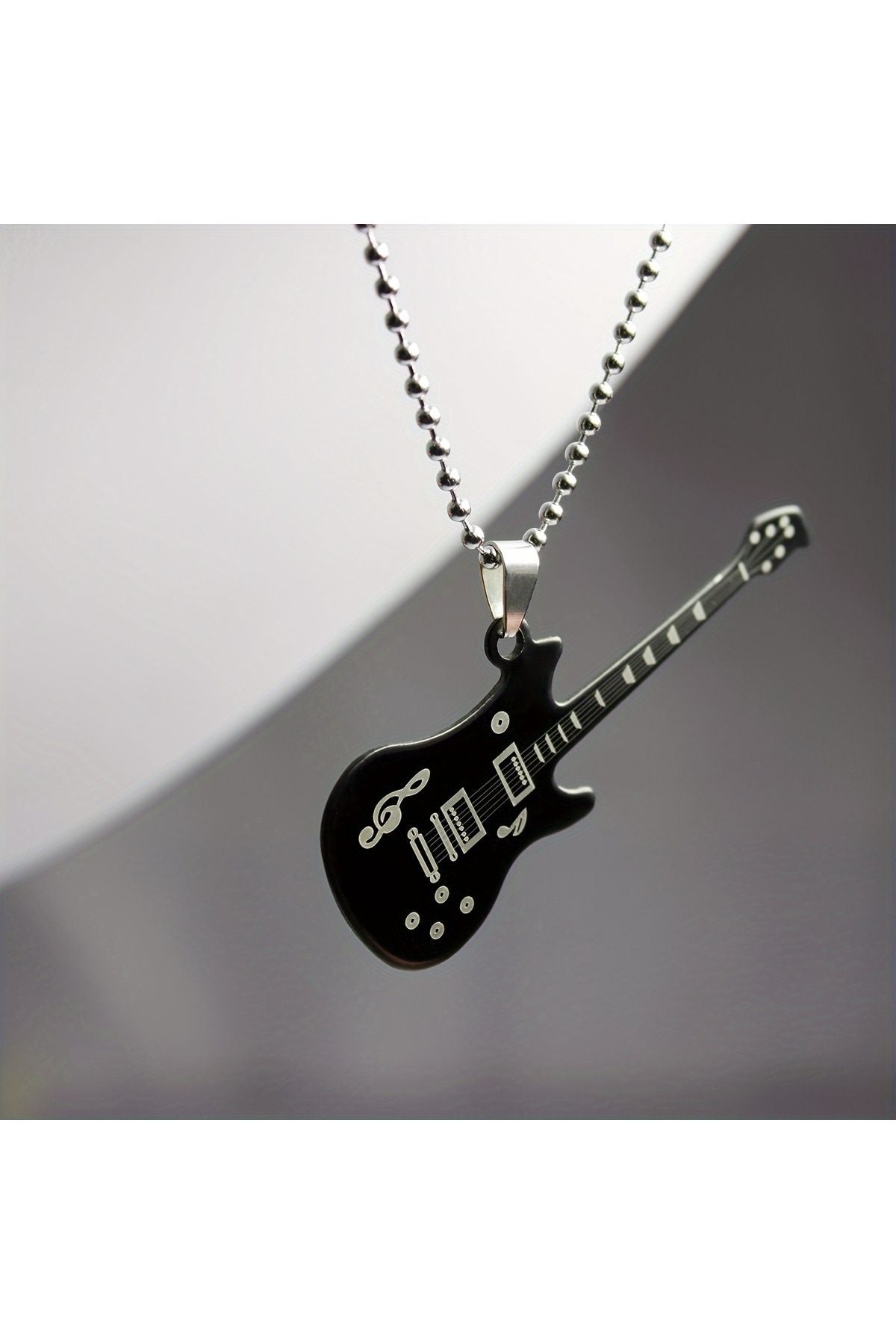 Rock Ruhu Seninle: SİYAH Gitar Kolye ile Tarzını Konuştur! Müziğin ritmini her zaman yanında taşı